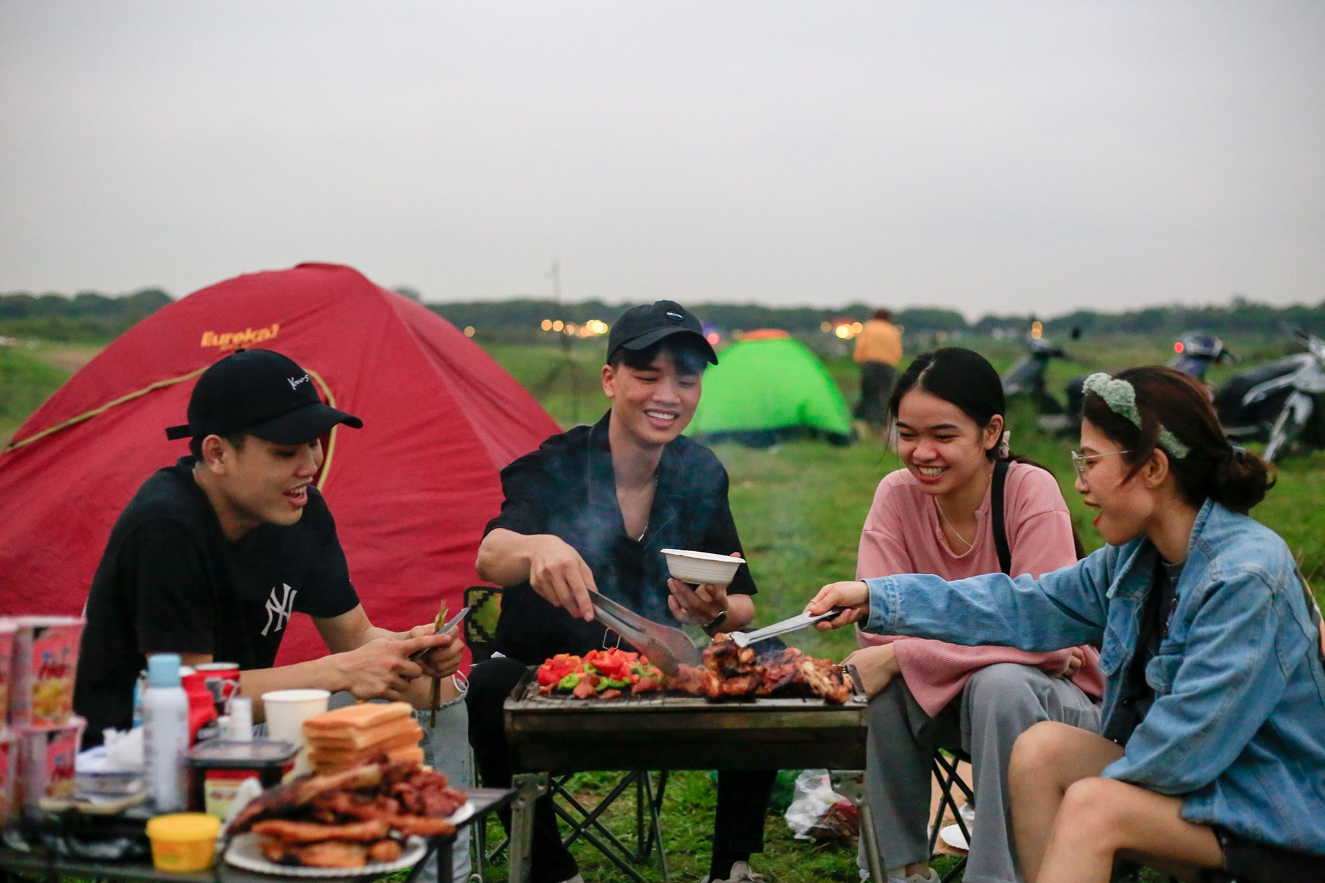 Dan Ha Noi cam trai ven song tro lai sau nhung ngay tranh dich hinh anh