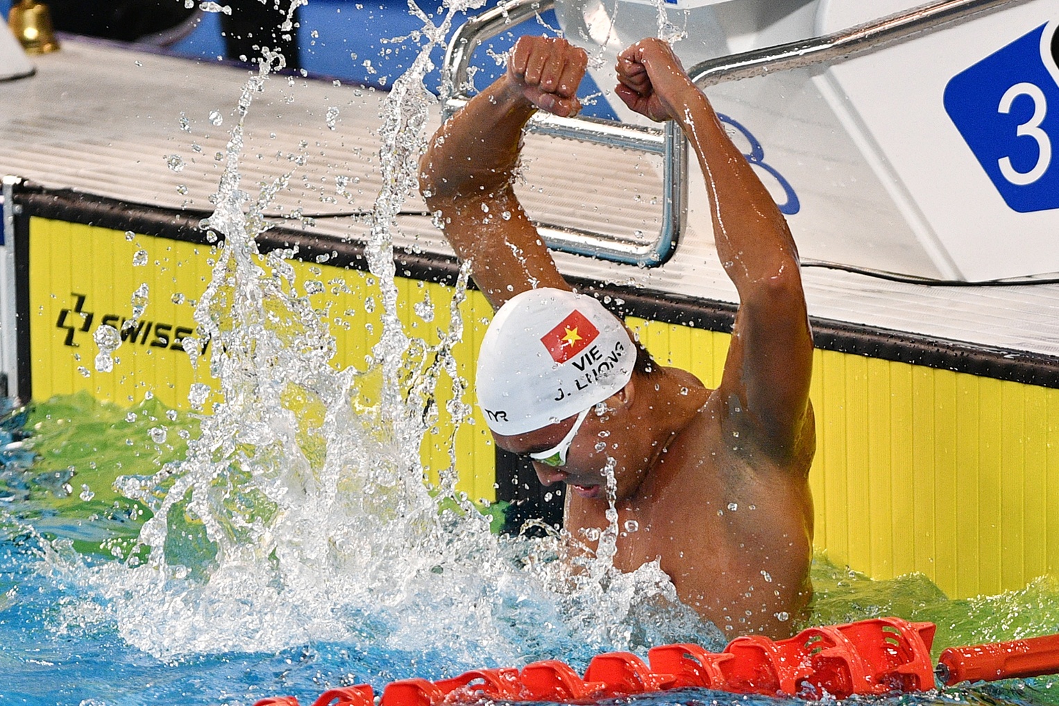 VDV Viet kieu cau gian khi chi gianh HCD boi 50 m tu do hinh anh