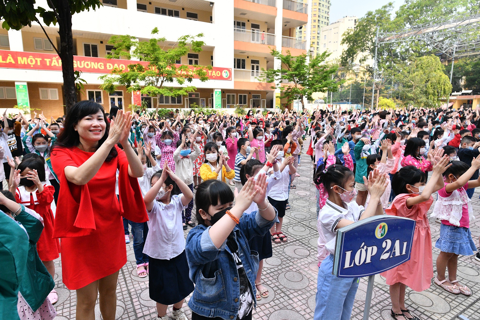 ngay dau den truong cua hoc sinh lop 1 anh 6