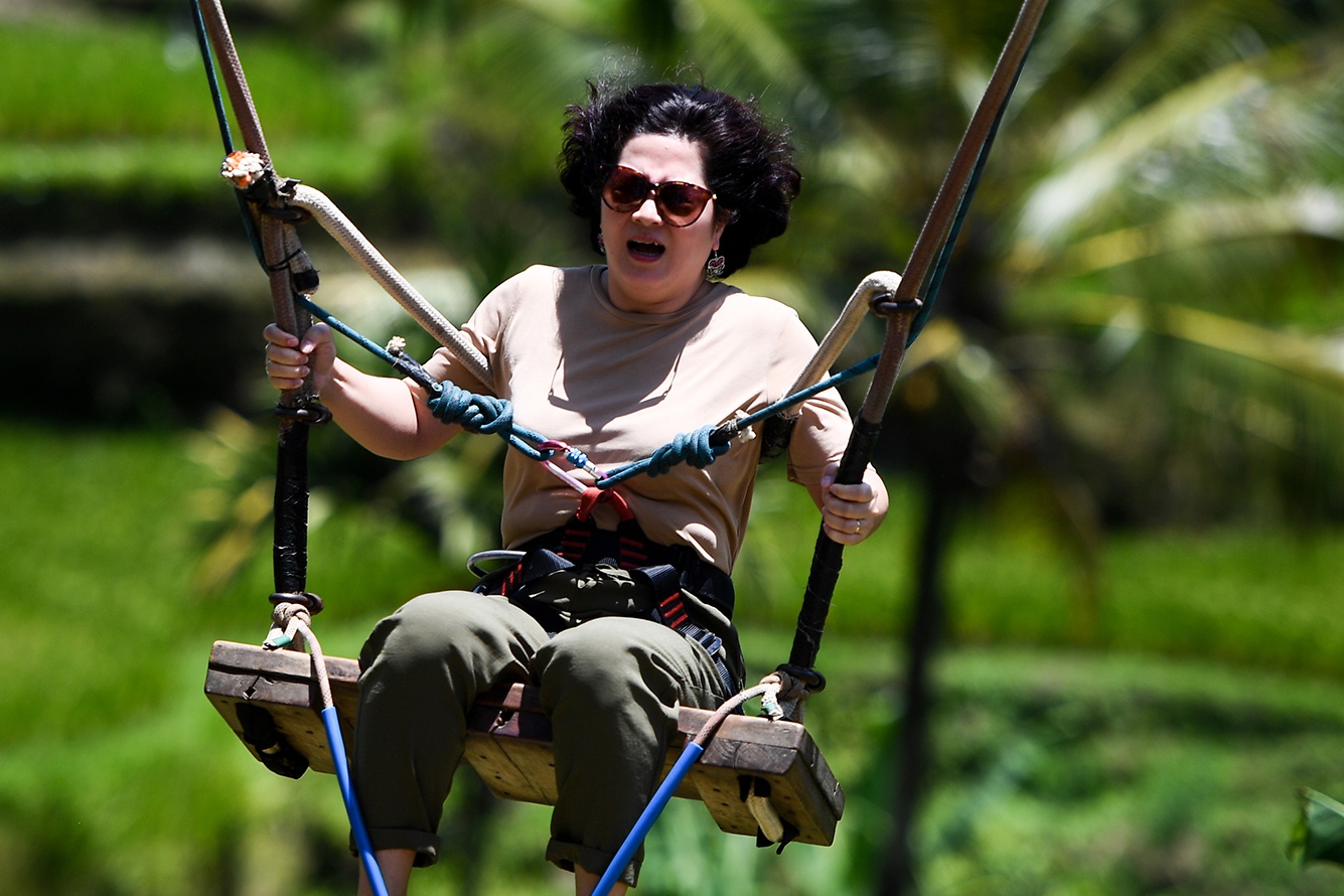 Tro choi 'bay' xich du mao hiem o dao Bali hinh anh