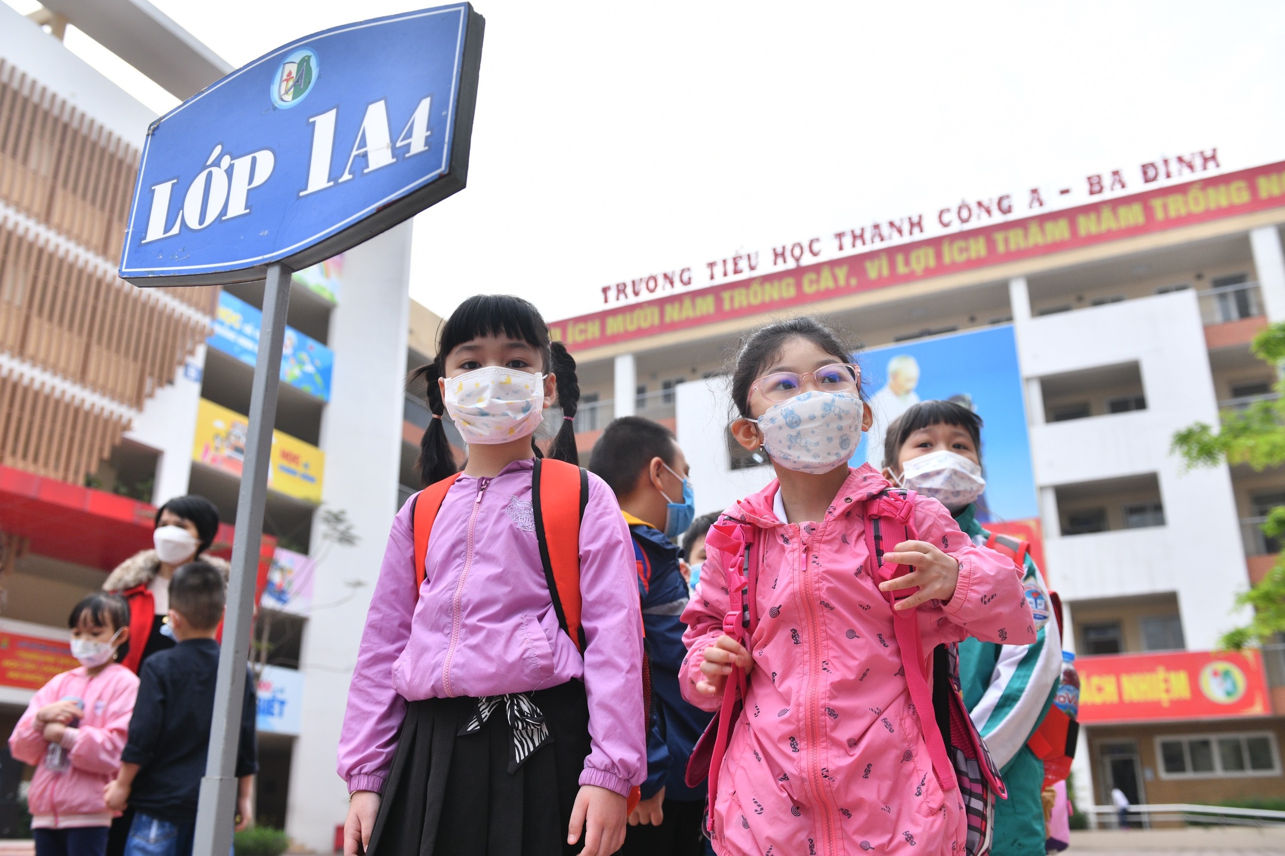 Hoc sinh lop 1 lan dau toi truong khi nam hoc sap ket thuc hinh anh