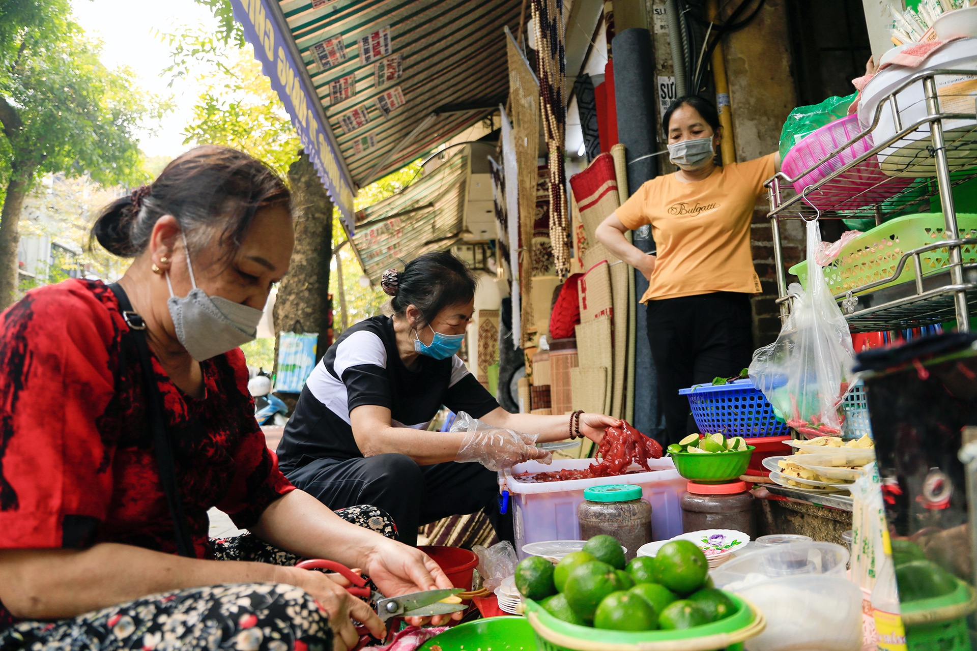hang sua do hut khach Ha Noi anh 2