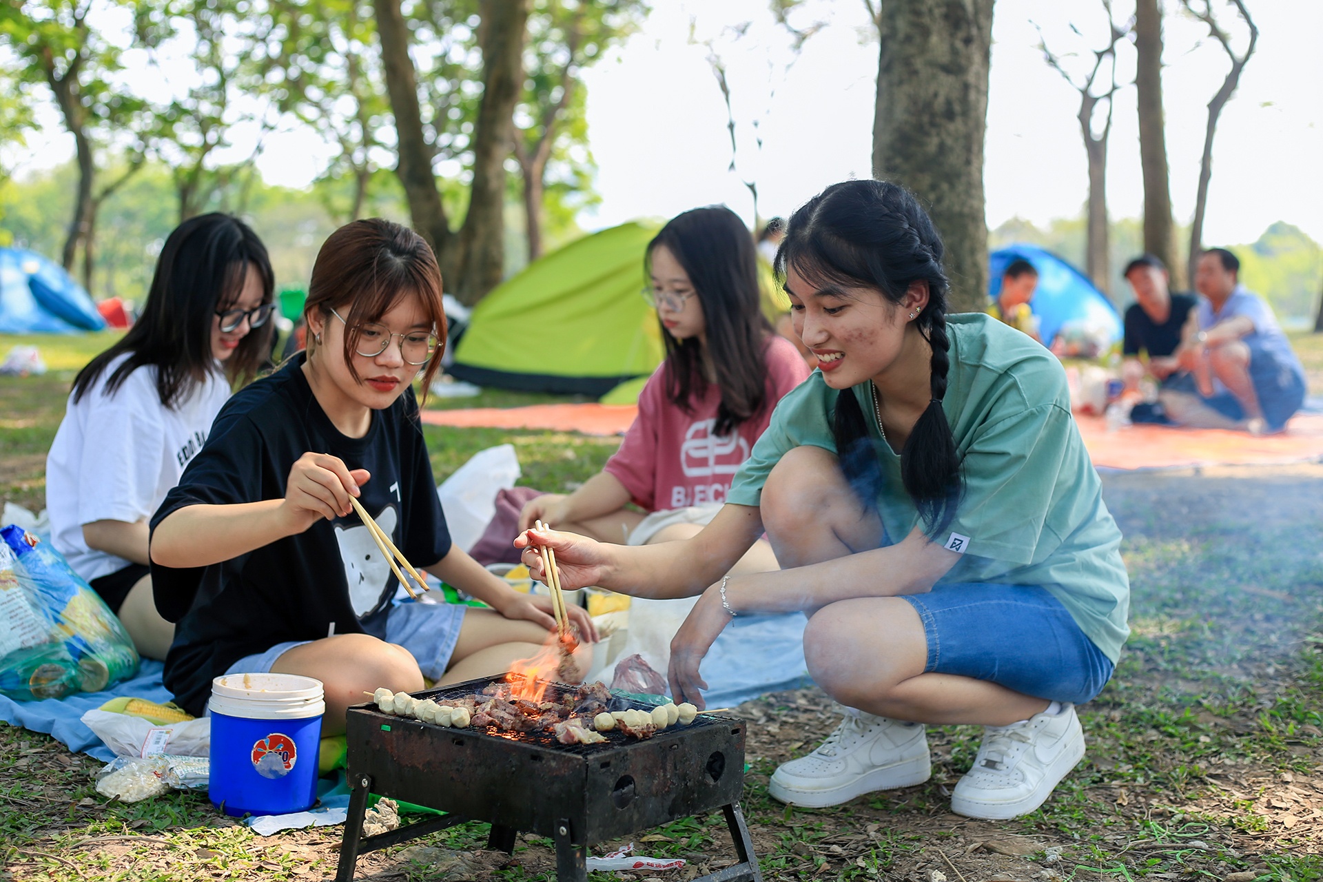Gioi tre, cac gia dinh di da ngoai ngay dau nghi le gio To hinh anh