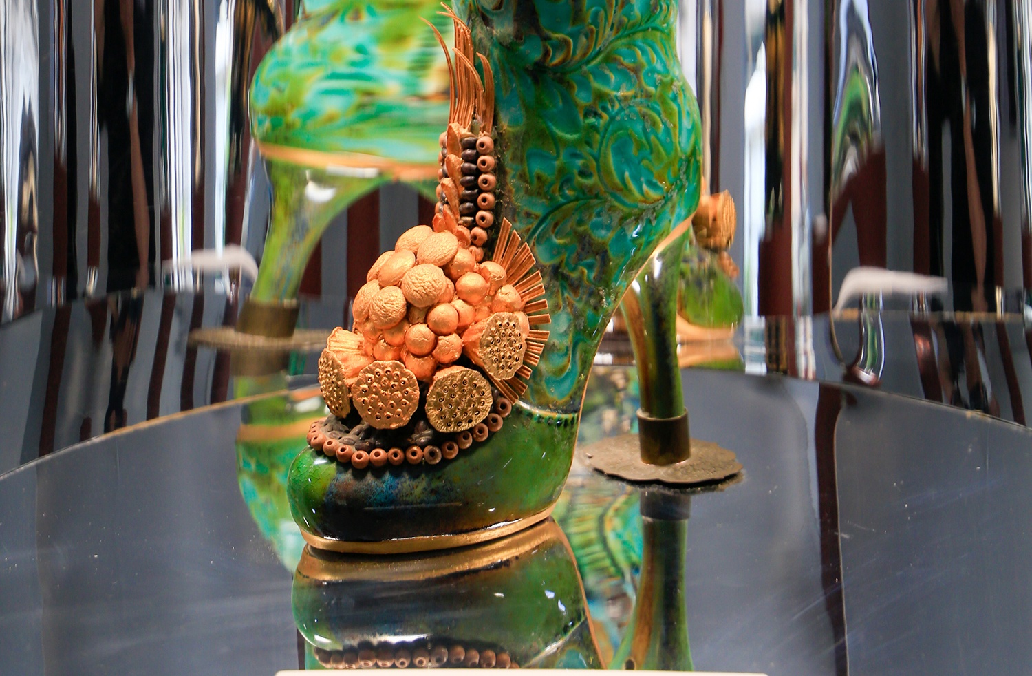 Trung bay 12 chiec giay gom hinh dang la o Ha Noi hinh anh