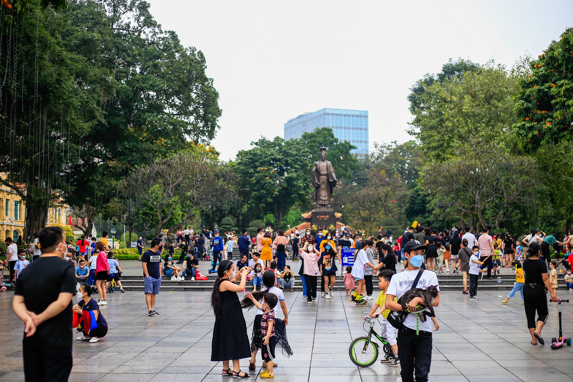 quan xa dong nghet khach ngay gio To anh 11