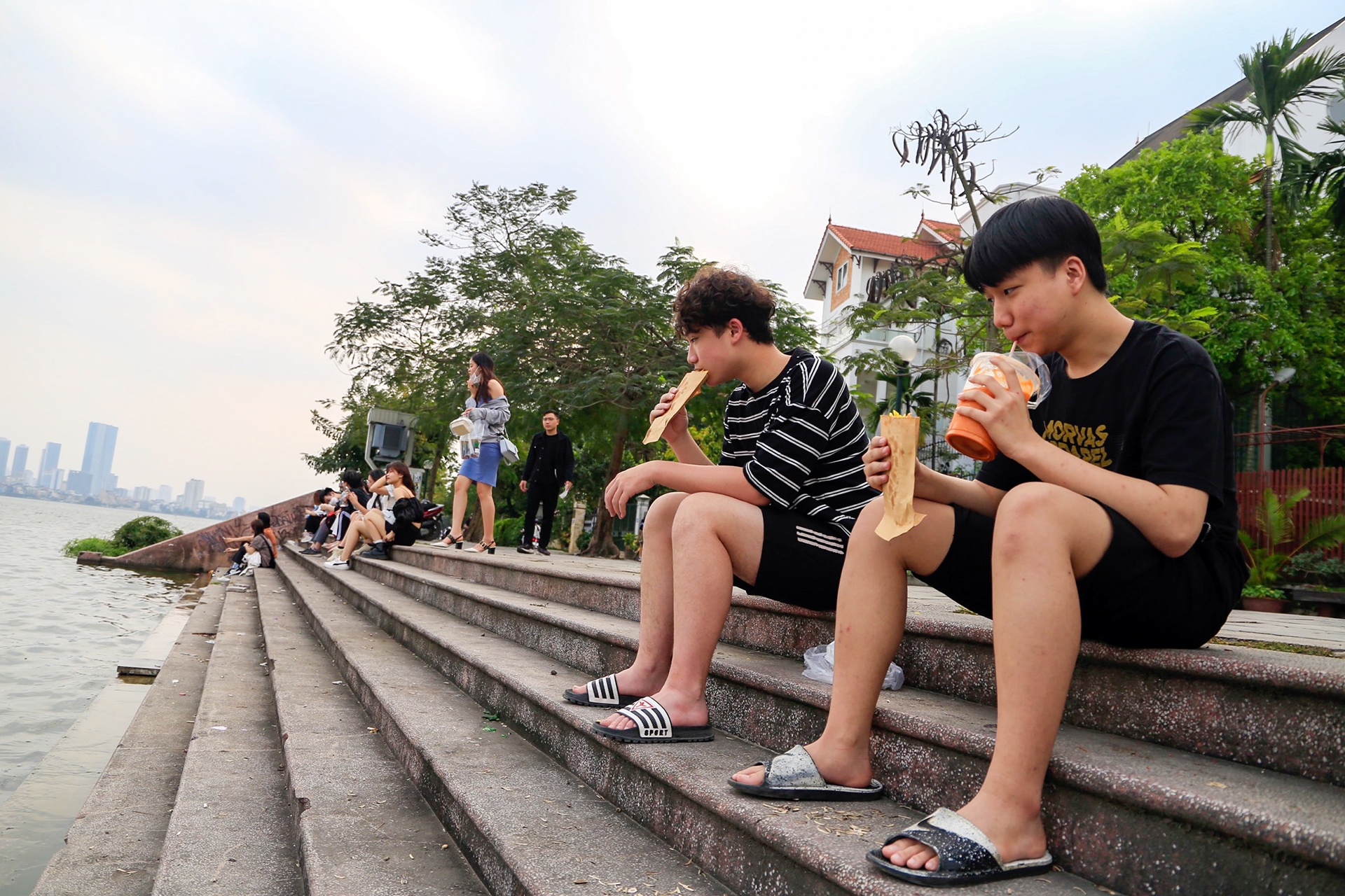 quan xa dong nghet khach ngay gio To anh 6