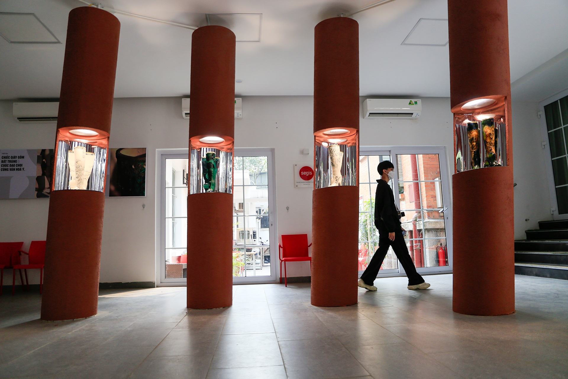 trien lam giay gom anh 11