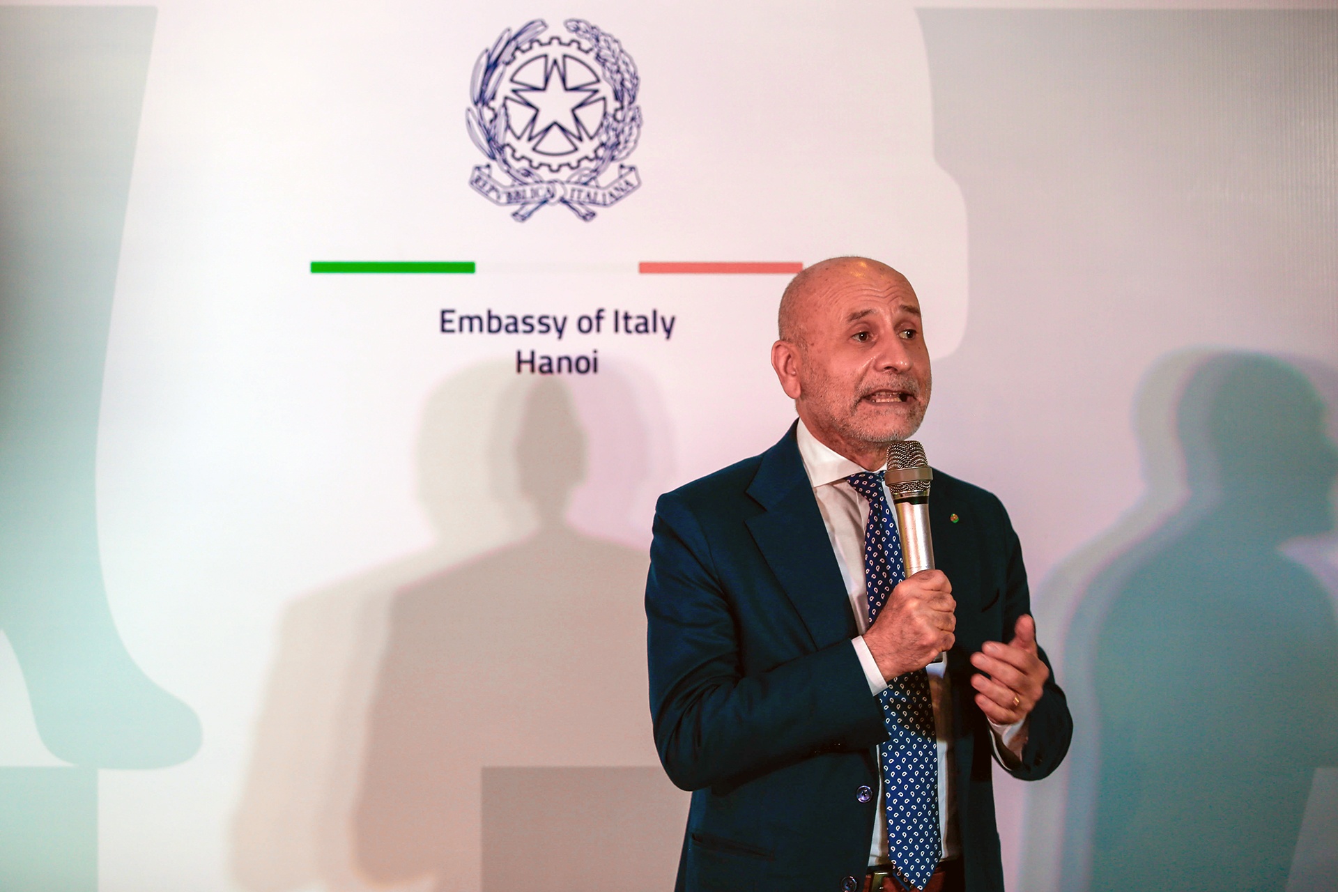 trien lam giay gom anh 2