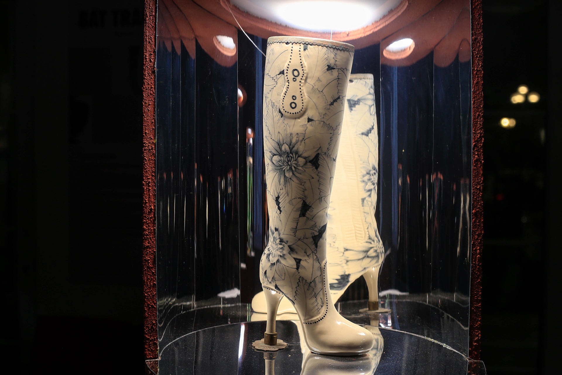 trien lam giay gom anh 4