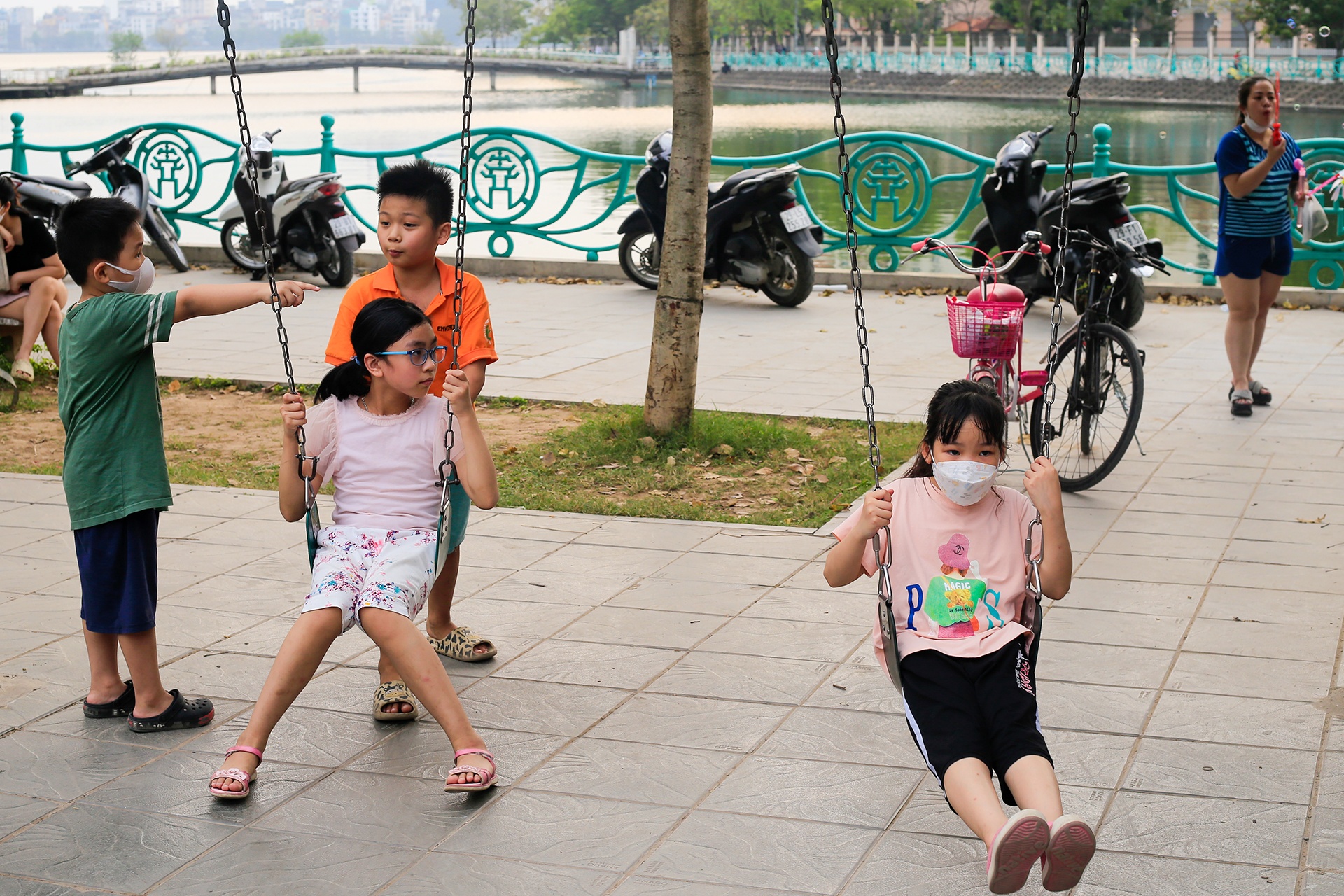 quan xa dong nghet khach ngay gio To anh 8