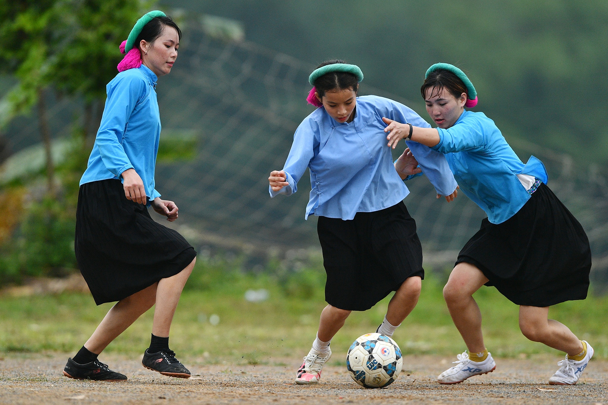 Nu sinh 16 tuoi the hien pham chat thu linh tren san bong hinh anh