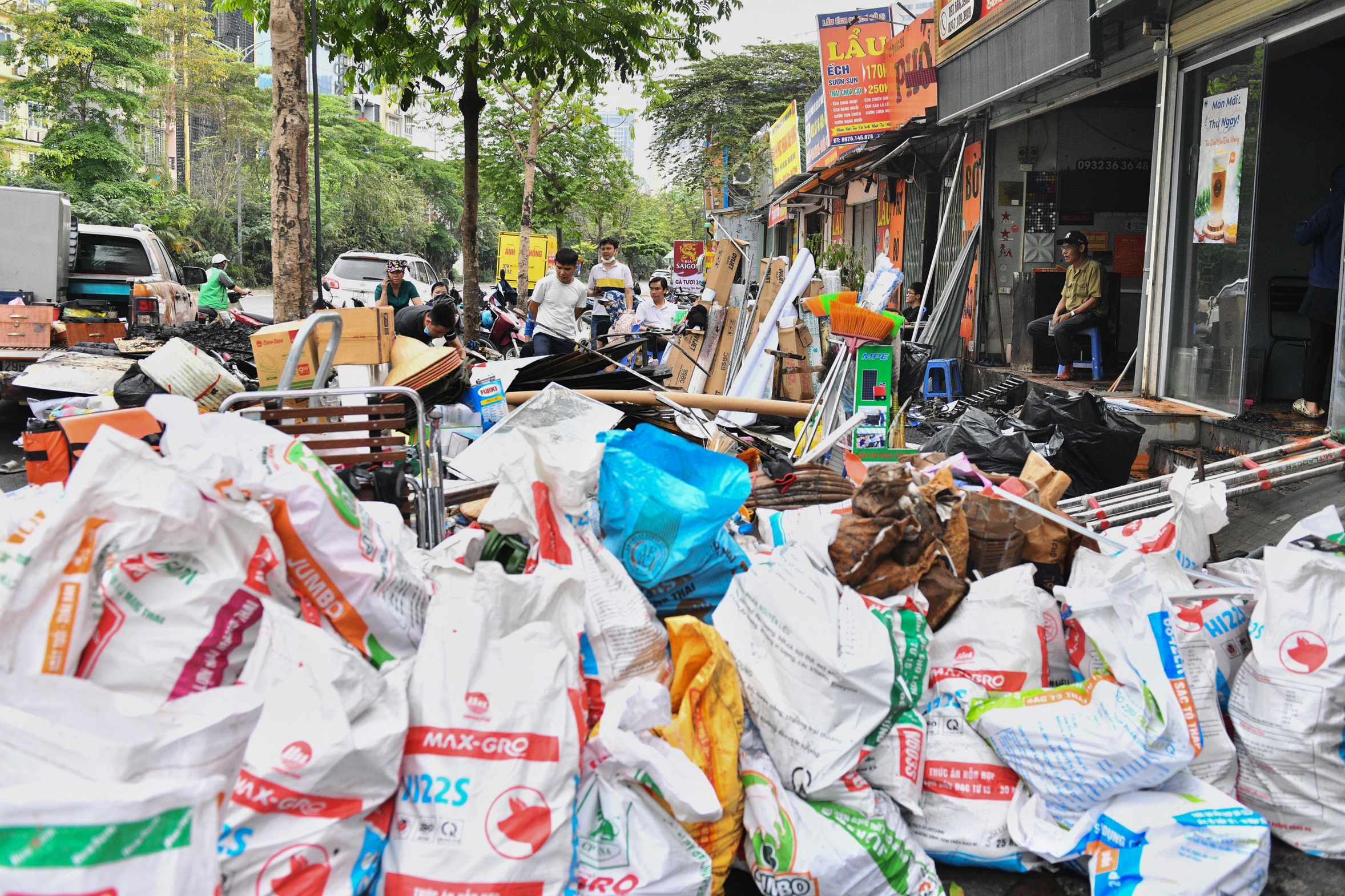 vu chay 7 can nha o pho Nguyen Hoang anh 2