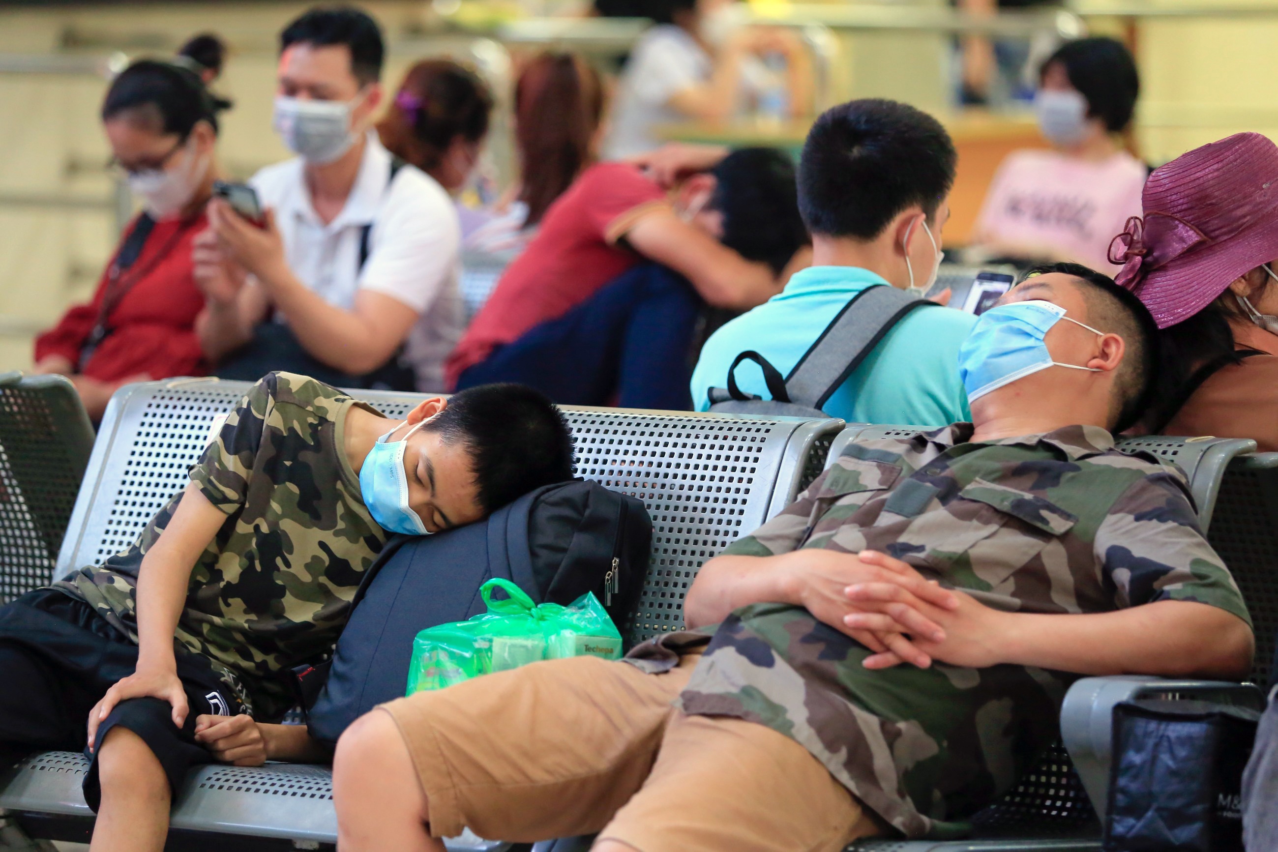 Nguoi dan va vat nhieu gio cho xe ve que nghi le 30/4 hinh anh