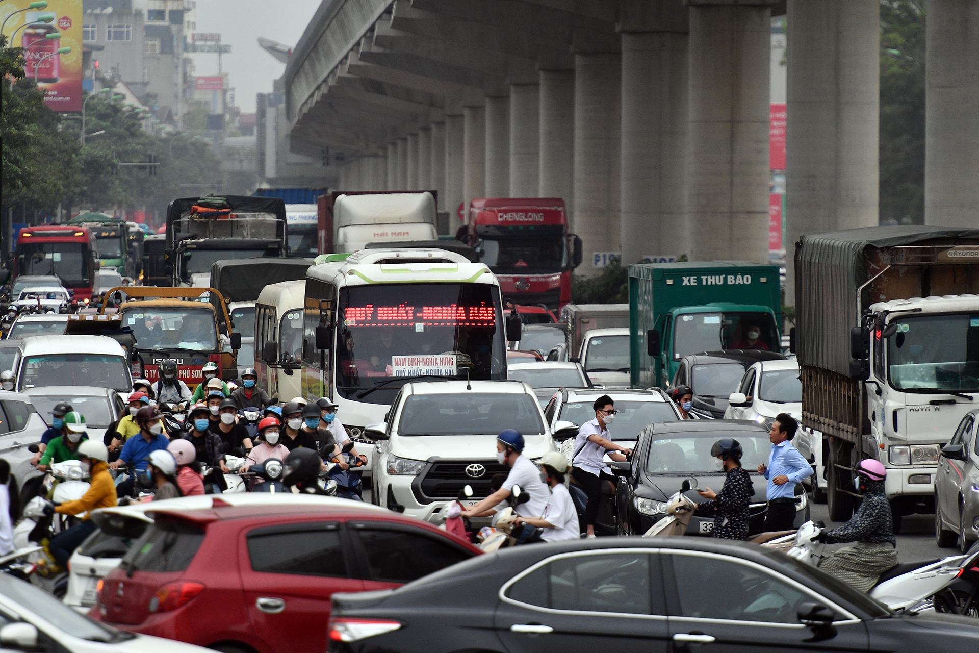 Duong pho Ha Noi hon loan ngay truoc ky nghi le 4 ngay hinh anh