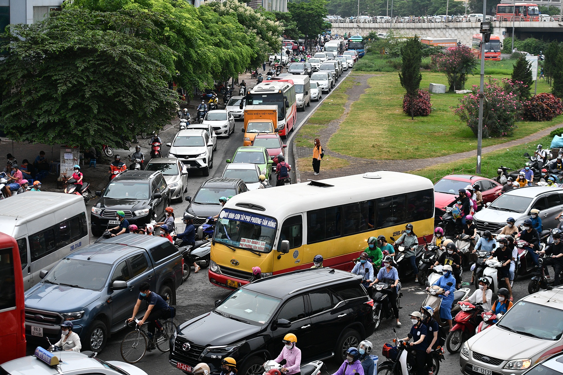 un tac ngay cuoi di lam truoc nghi le 30/4 anh 1