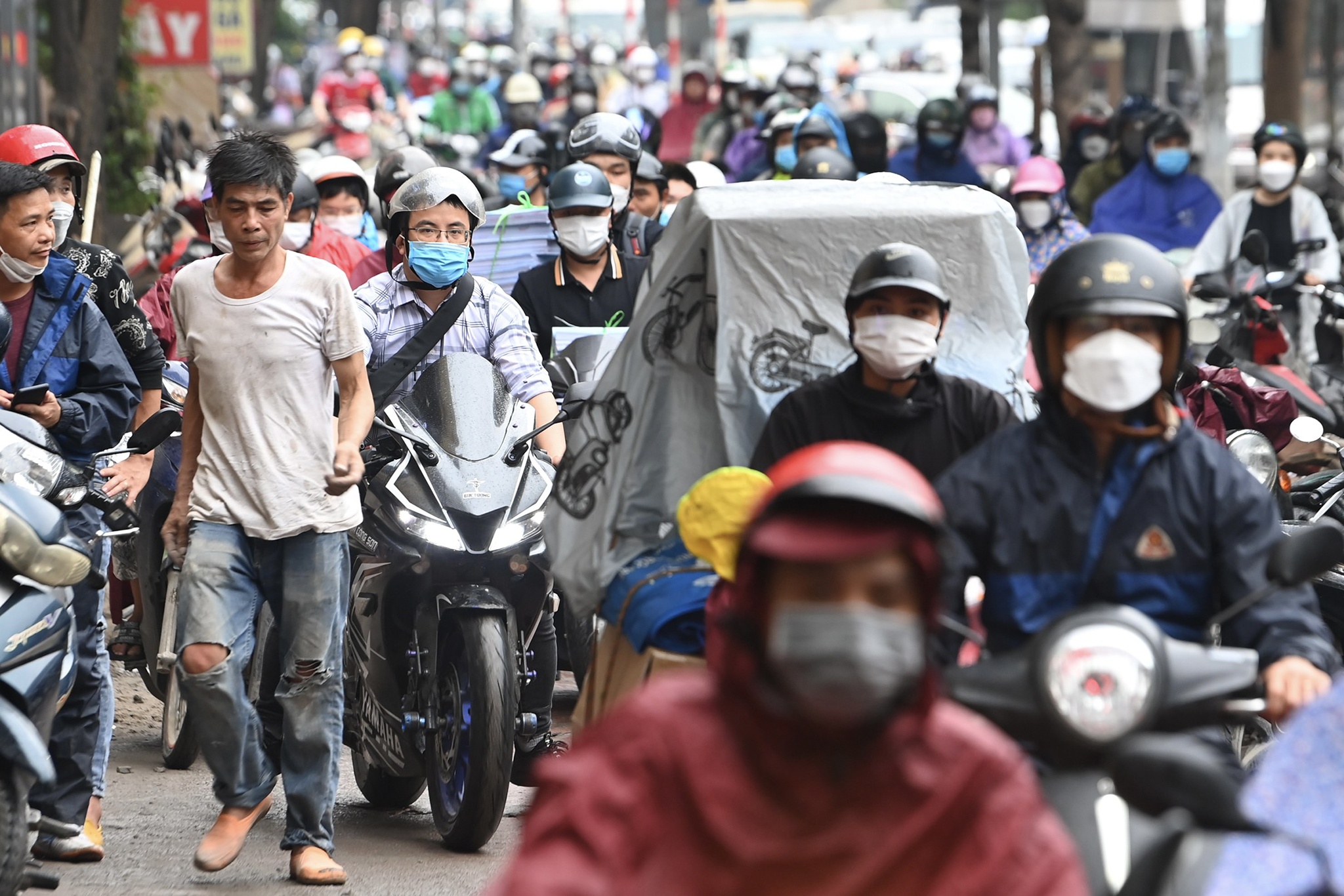 un tac ngay cuoi di lam truoc nghi le 30/4 anh 15