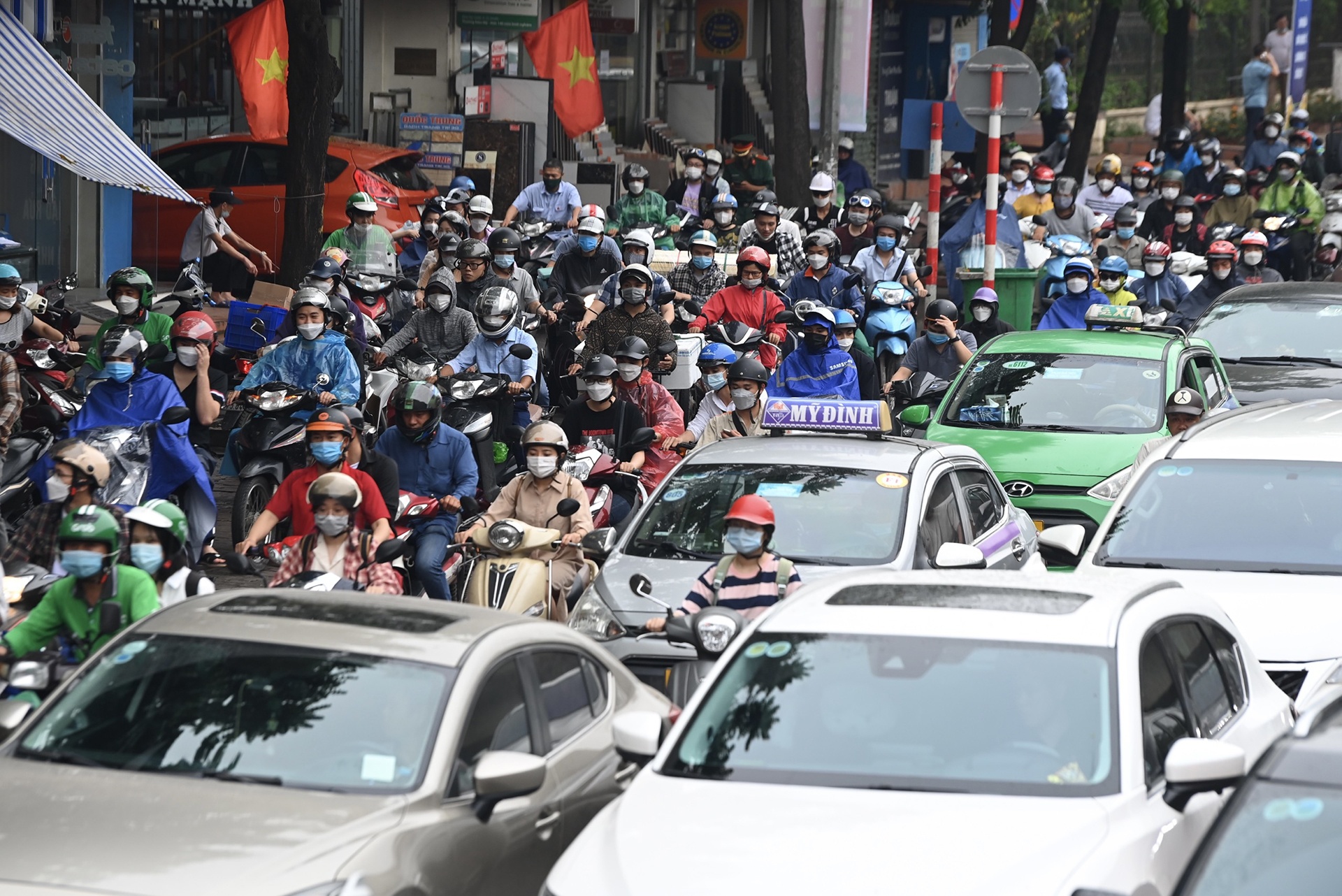 un tac ngay cuoi di lam truoc nghi le 30/4 anh 14