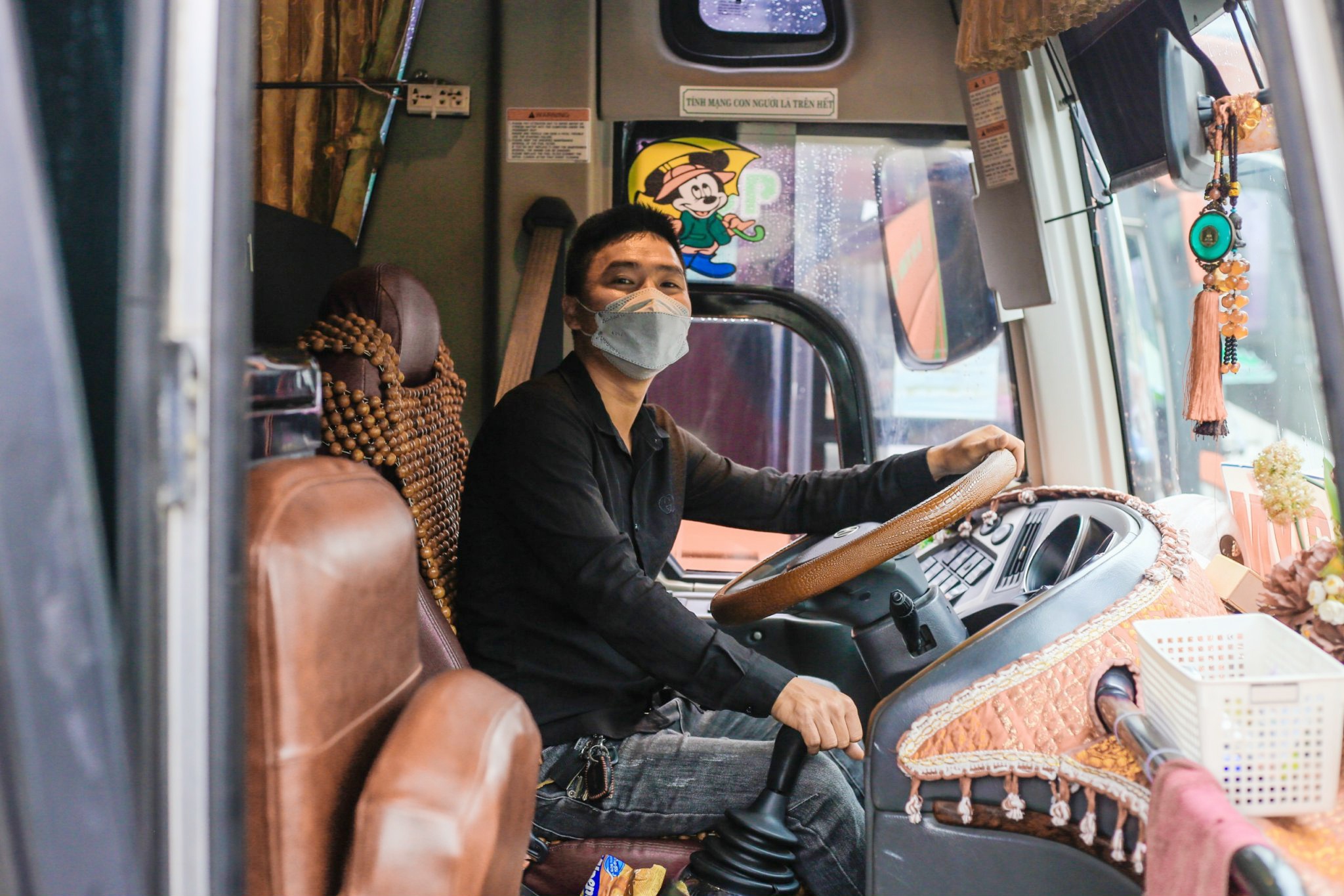 va vat cho xe khach ve que nghi le anh 9