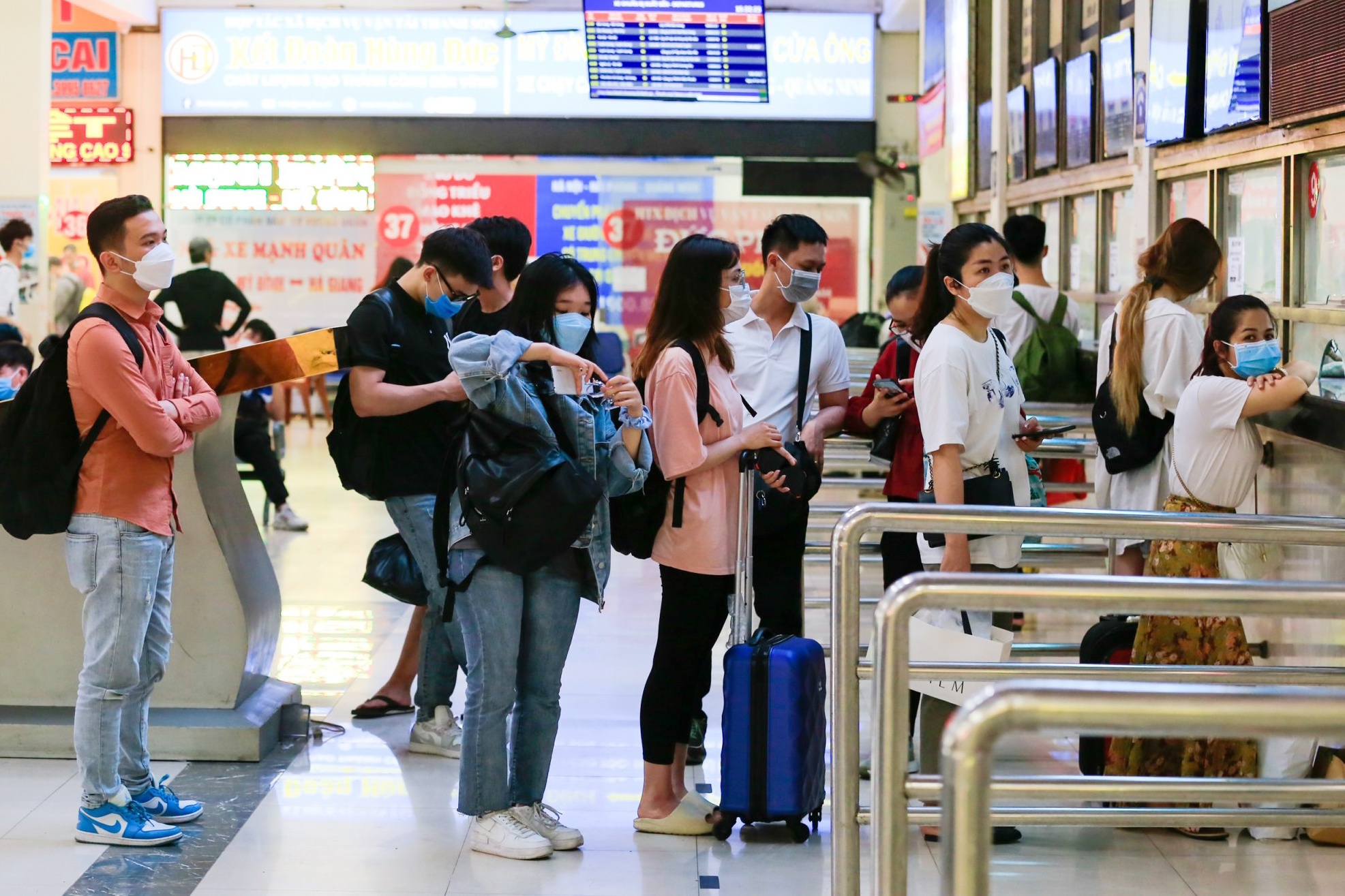 va vat cho xe khach ve que nghi le anh 4