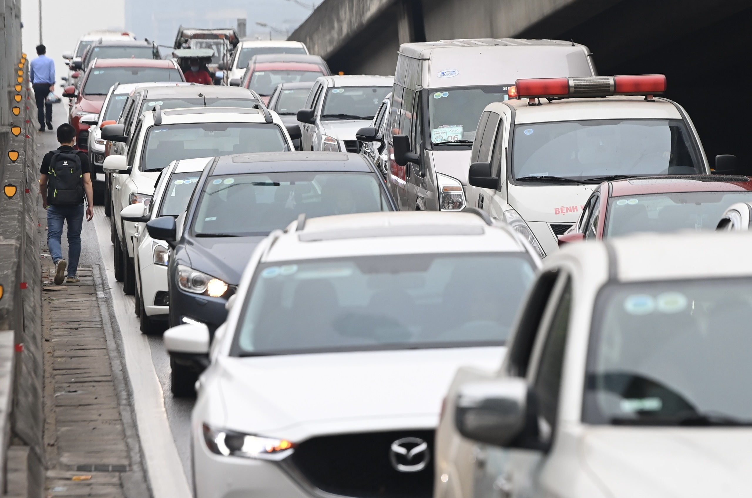 un tac ngay cuoi di lam truoc nghi le 30/4 anh 13