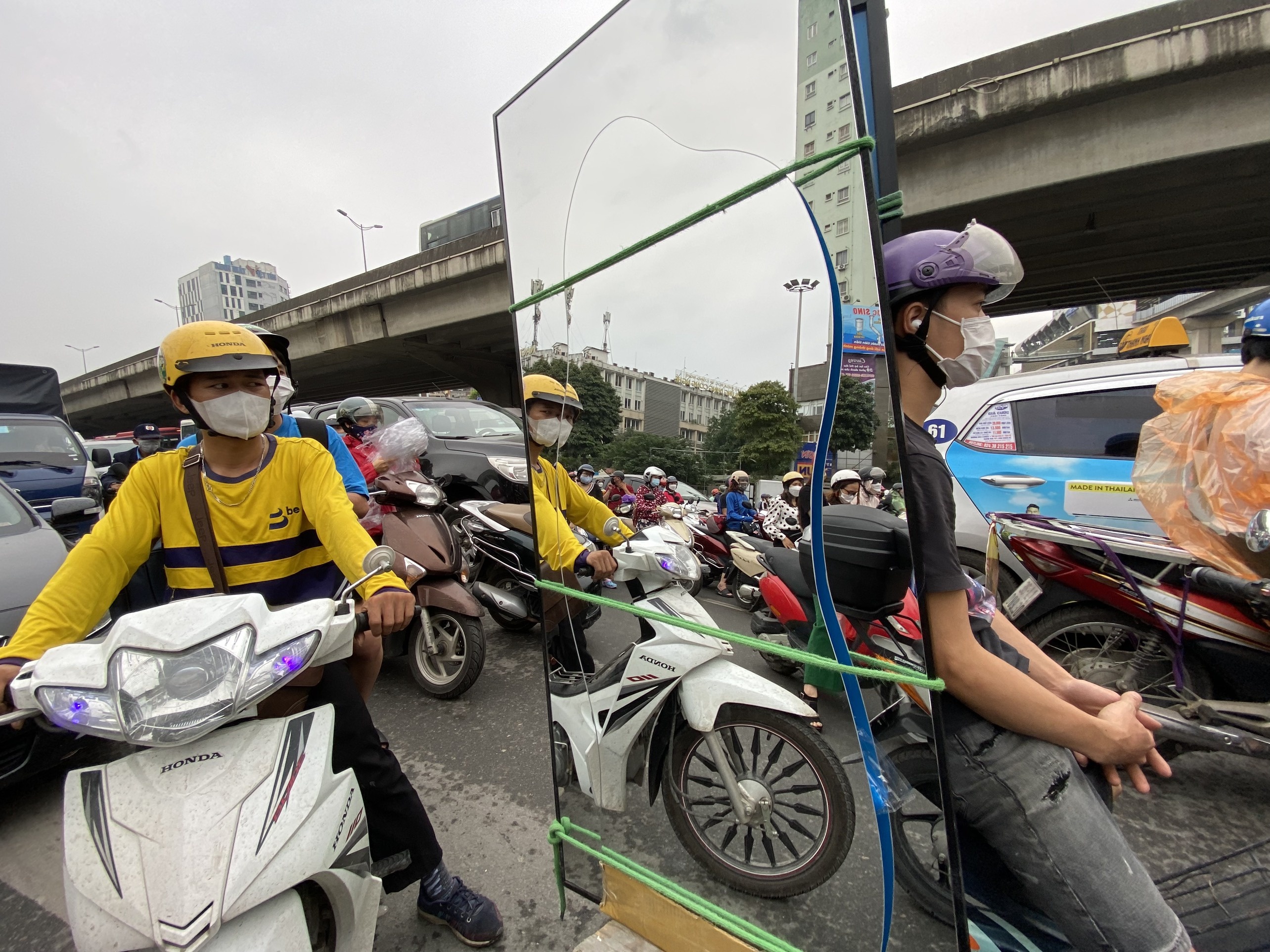 un tac ngay cuoi di lam truoc nghi le 30/4 anh 16