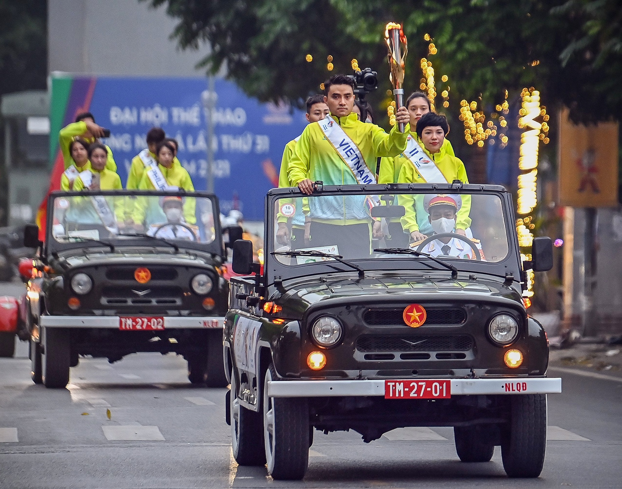 Ruoc ngon lua SEA Games 31 tren duong pho Ha Noi hinh anh
