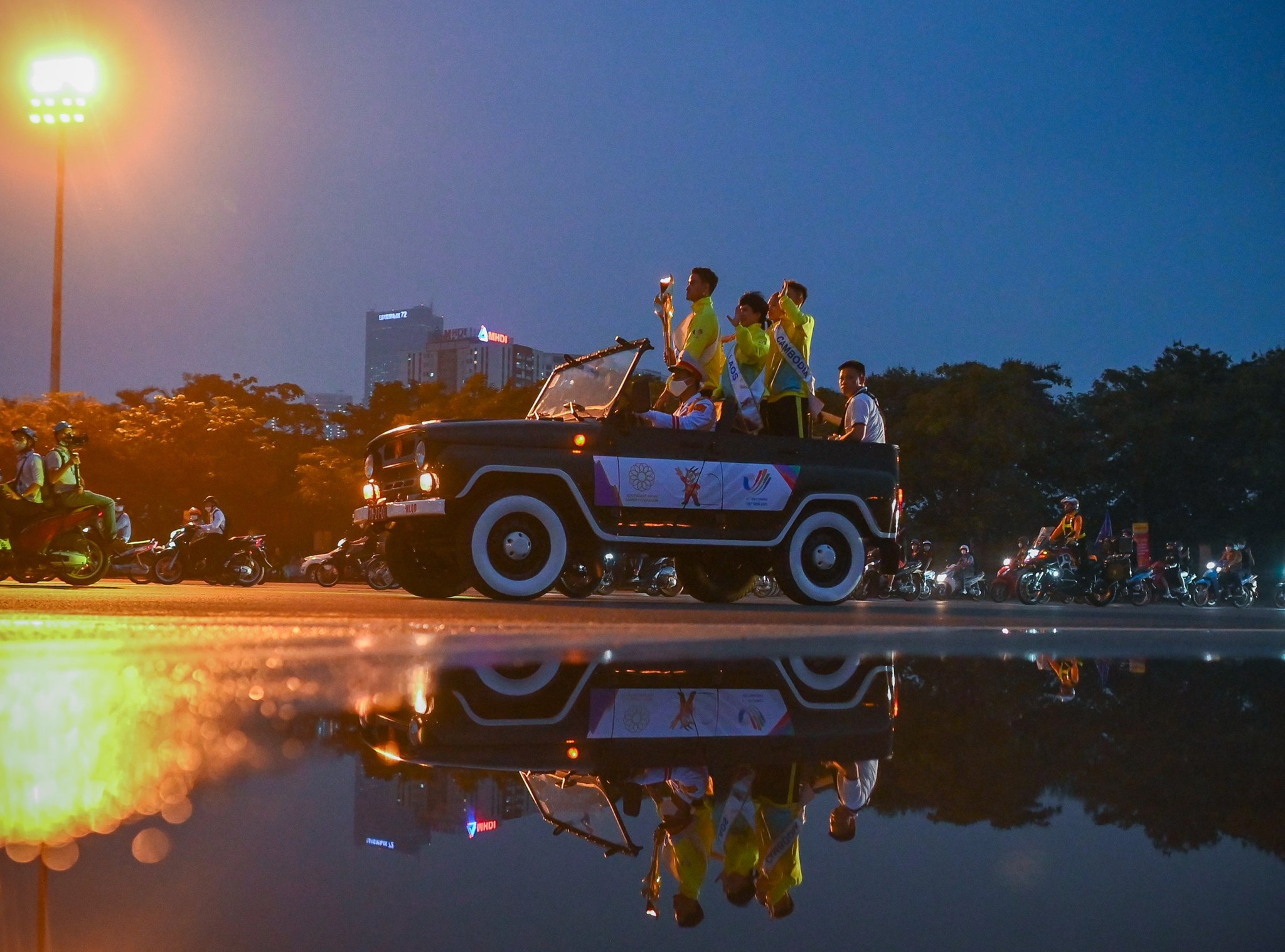 rước đuốc SEA Games về sân Mỹ Đình ảnh 14 ruoc duoc SEA Games ve san My Dinh anh 14