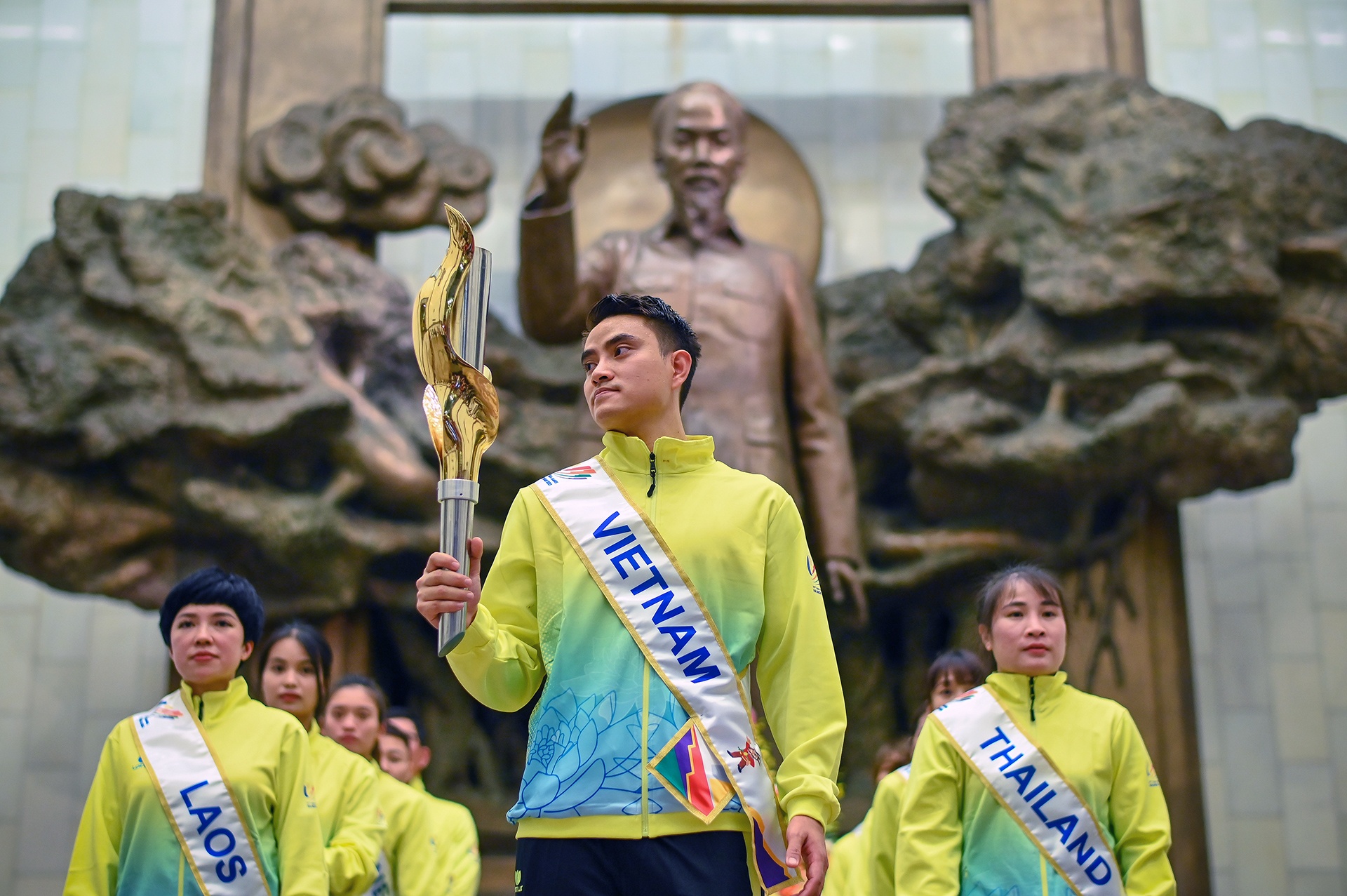 ruoc duoc SEA Games ve san My Dinh anh 2