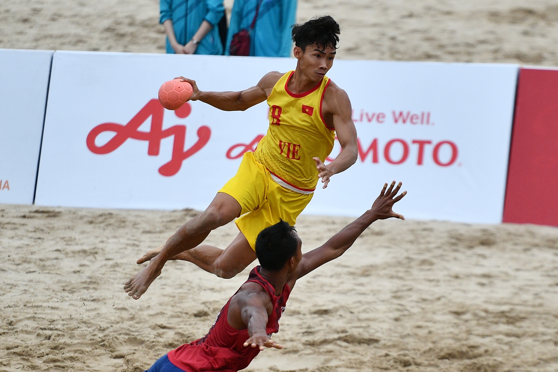 Man tranh cuop quyet liet giup bong nem bai bien Viet Nam gianh HCV hinh anh