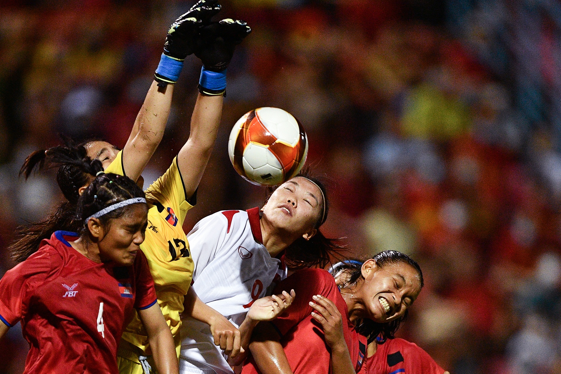 Vao san tu ghe du bi, Huynh Nhu gop phan khien nu Campuchia vo tran hinh anh