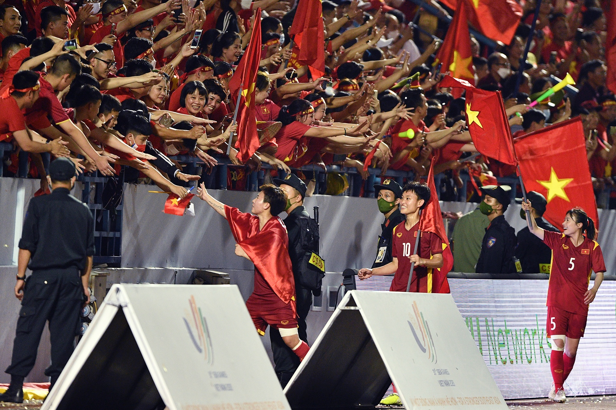 tuyen bong da nu Viet Nam trong giay phut gianh huy chuong vang anh 13