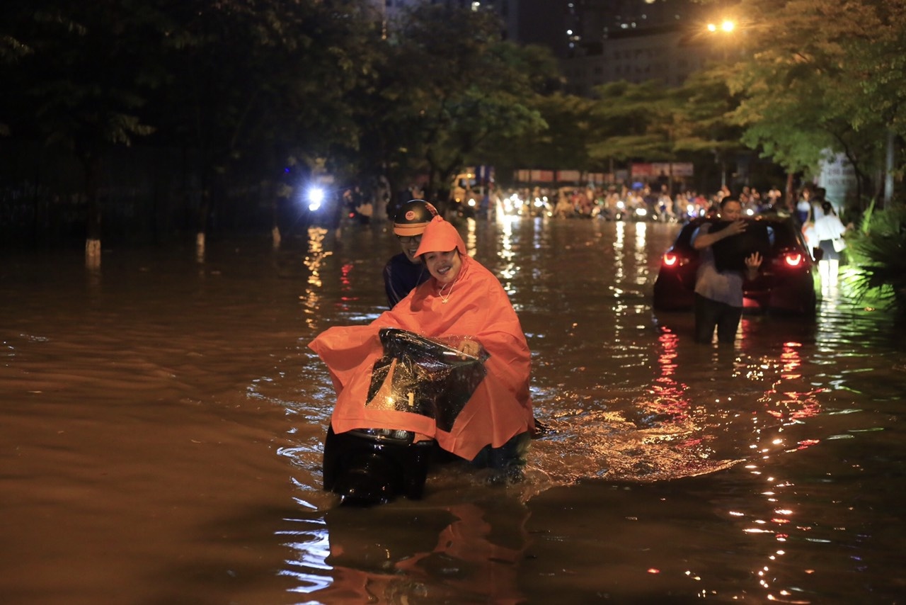 Ha Noi mua lon ngap khap noi anh 18