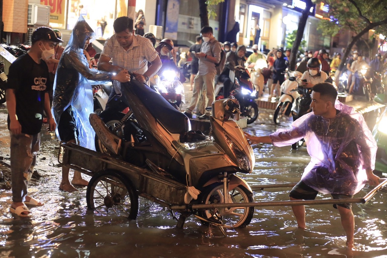 Ha Noi mua lon ngap khap noi anh 17