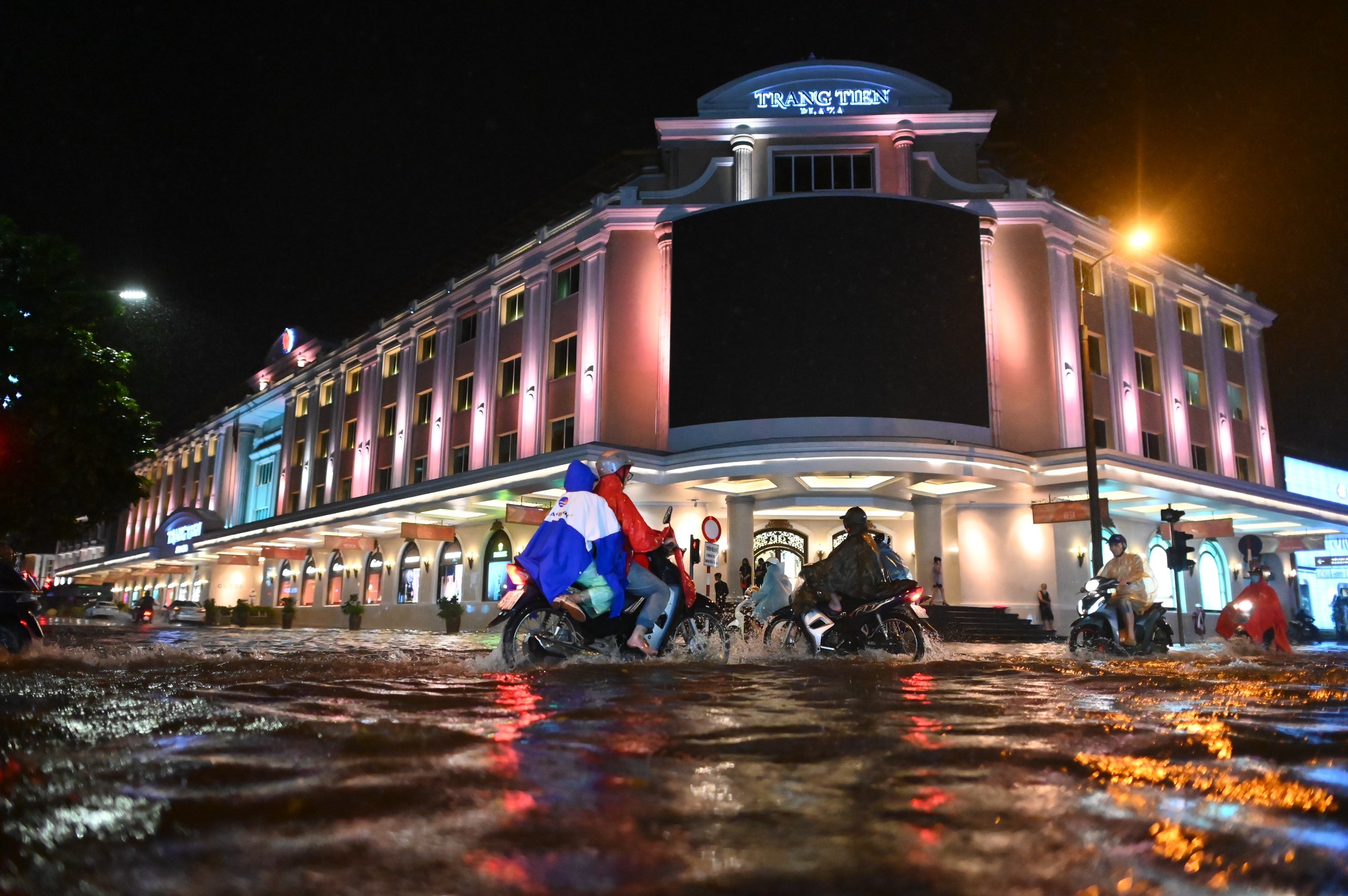 Ha Noi mua lon ngap khap noi anh 16