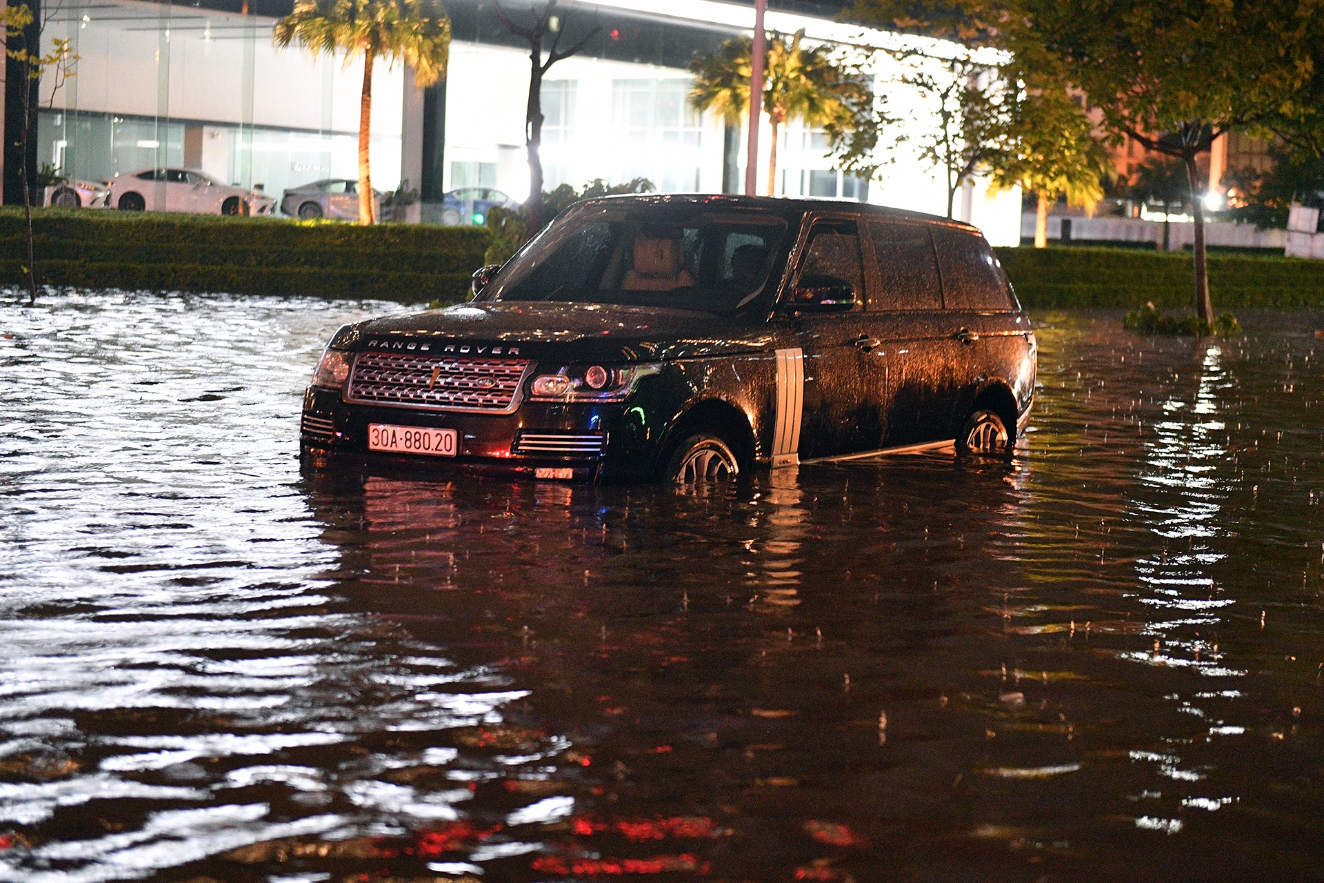 Ha Noi ngap nang, xe sang bat dong giua bien nuoc hinh anh