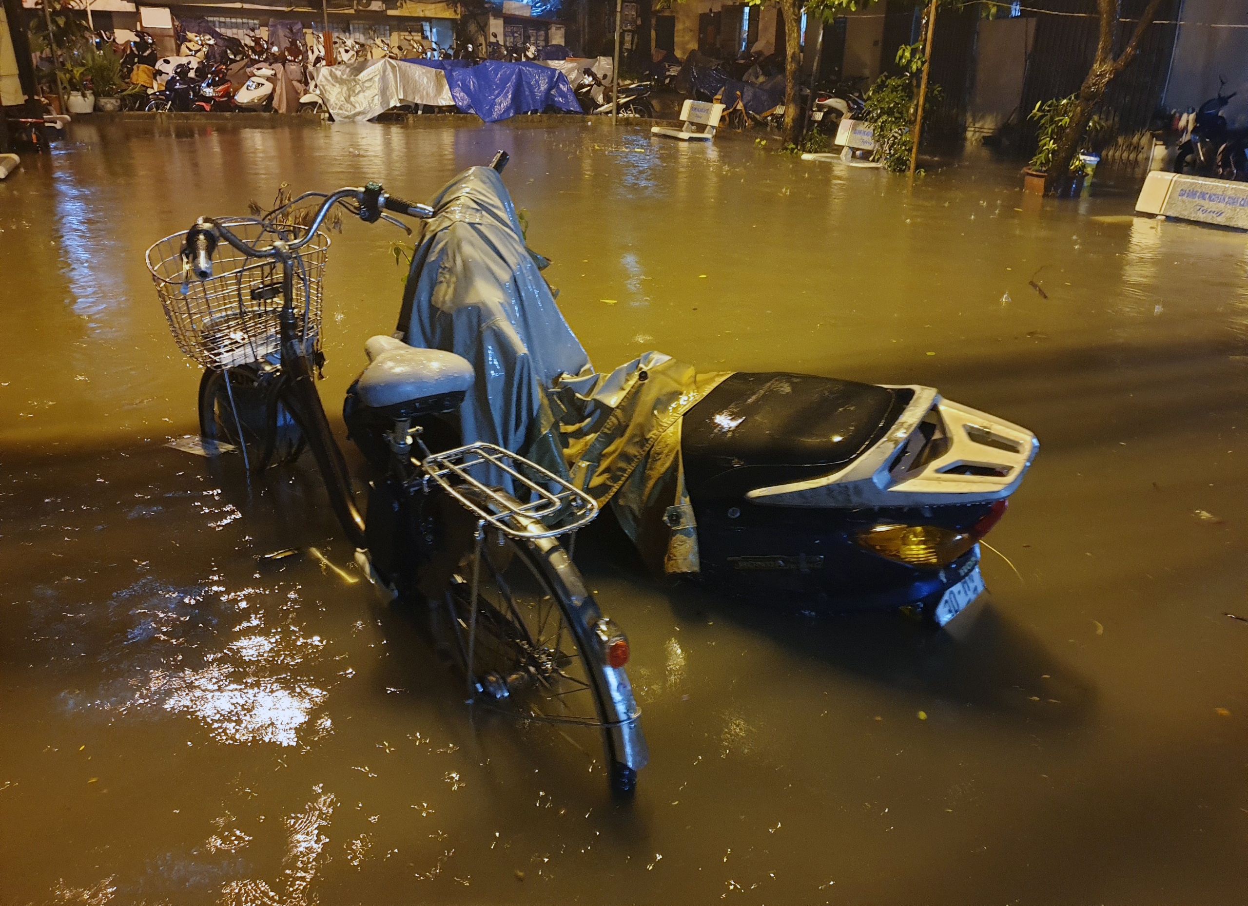 Ha Noi mua lon ngap khap noi anh 7