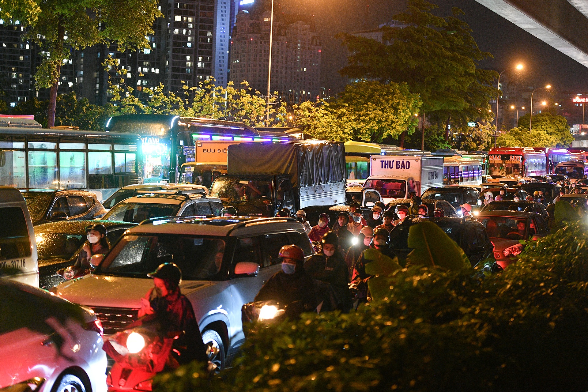 nua dem mua ngap kho ve nha anh 1