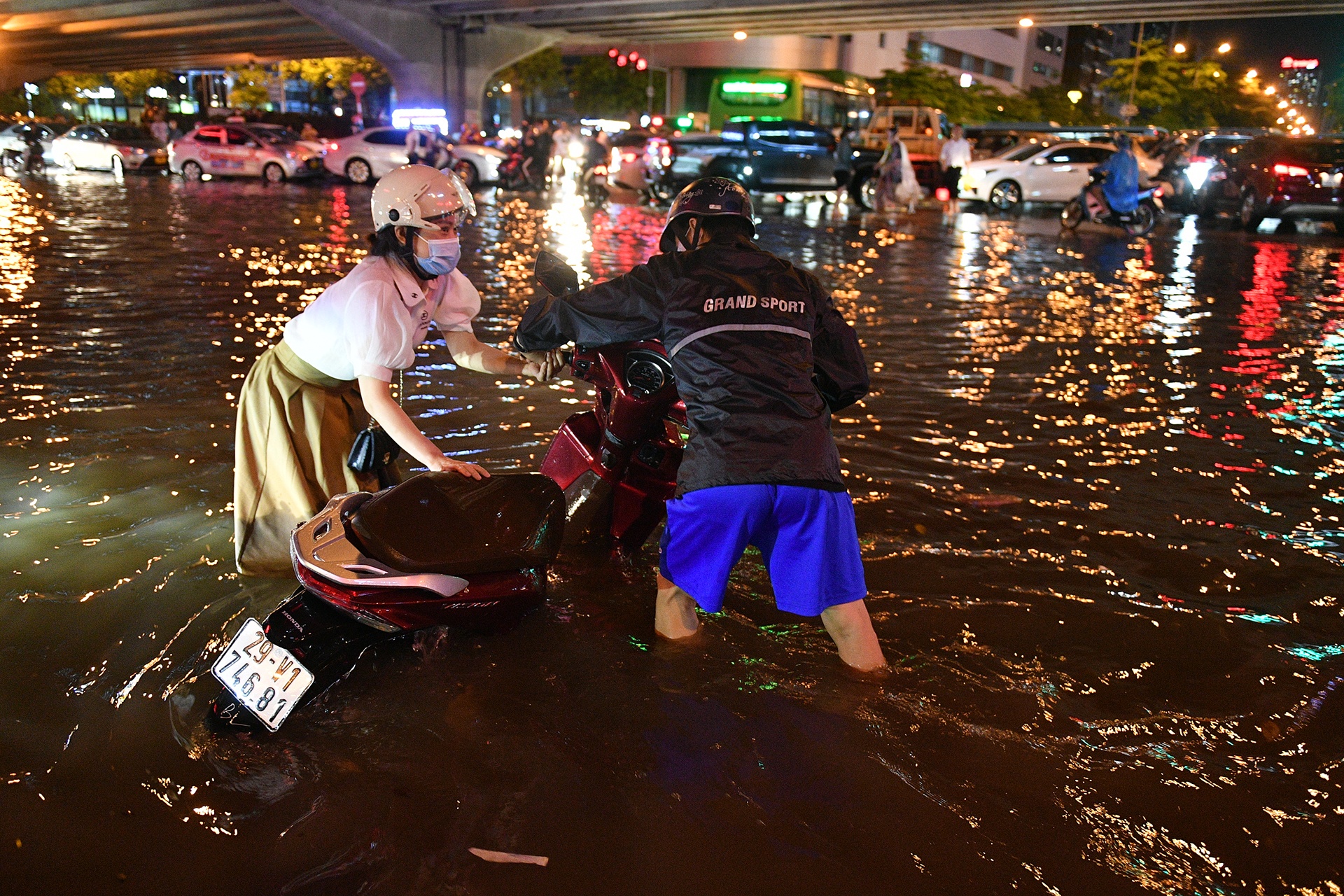 nua dem mua ngap kho ve nha anh 4