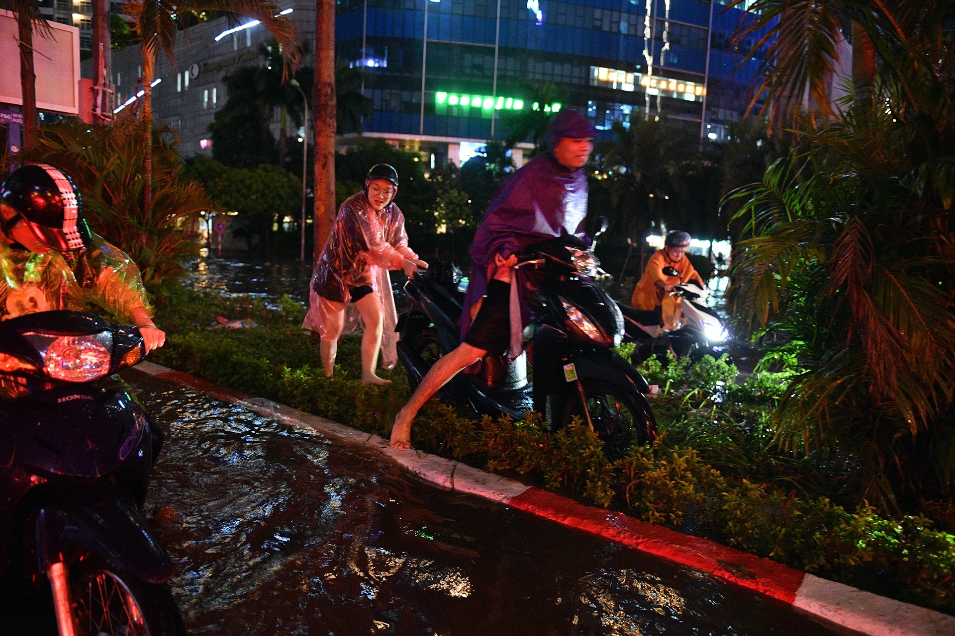 nua dem mua ngap kho ve nha anh 5