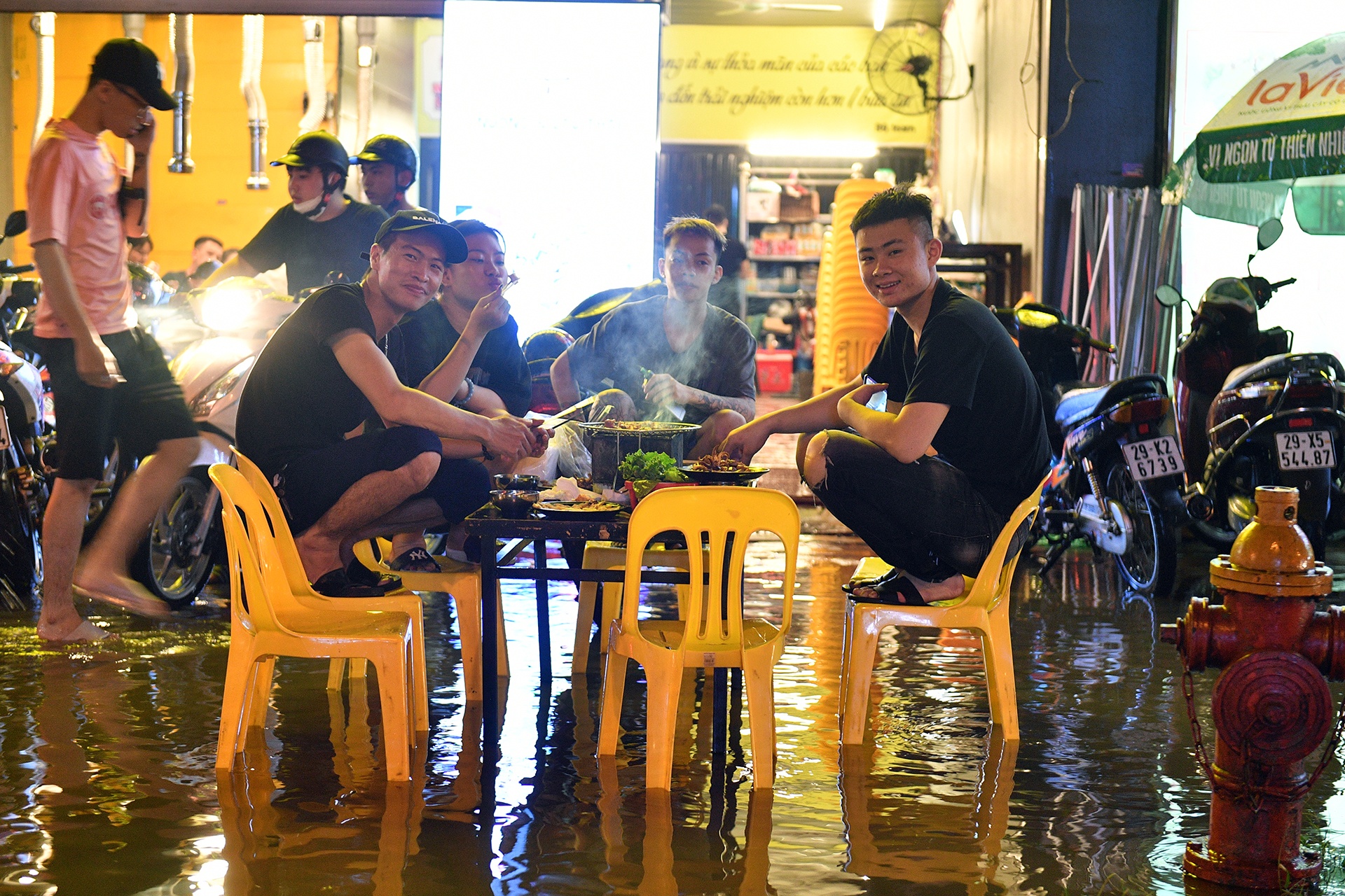 Nguoi Ha Noi co chan ngoi nhau giua menh mong nuoc hinh anh