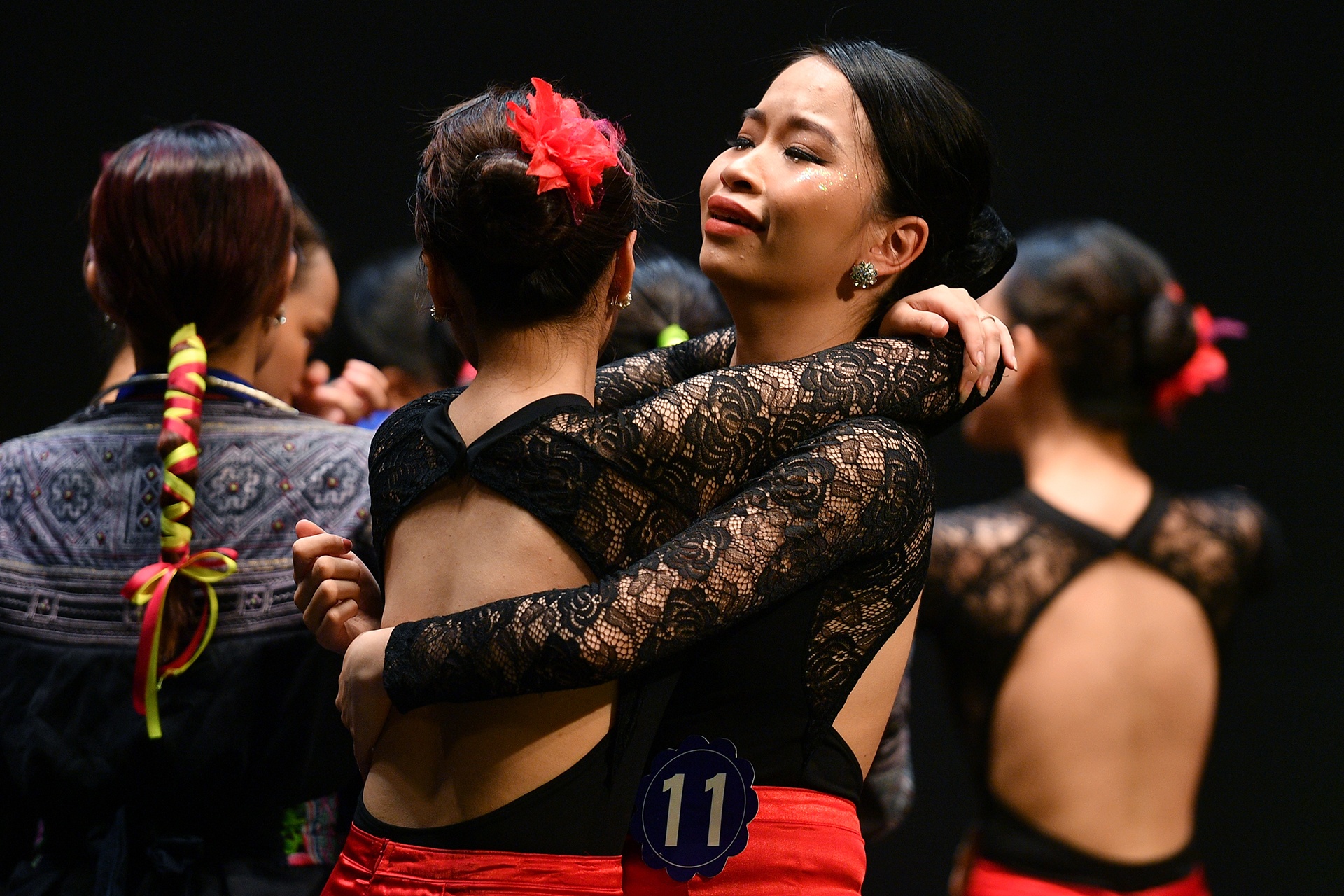 Nu sinh truong mua khoc chia tay sau hon 6 nam kho luyen hinh anh