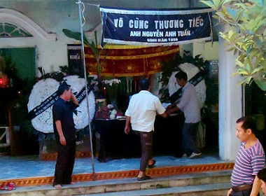 Nhieu nguoi du le tang tu tu dau tien bi tiem thuoc doc hinh anh