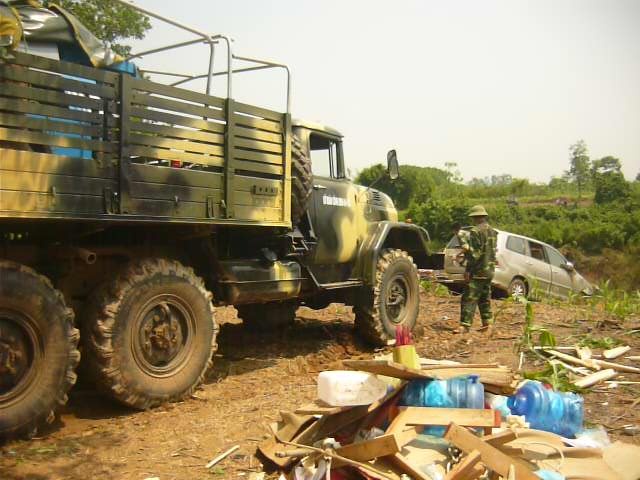 Clip xe Zil 131 truc vot o to 7 cho lam 5 nguoi chet tham hinh anh