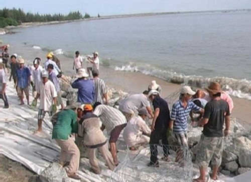 Bao manh nhat 6 nam qua sap do bo Quang Binh, Quang Tri hinh anh