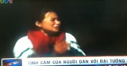 Clip nguoi dan roi le truoc nha Dai tuong trong dem hinh anh