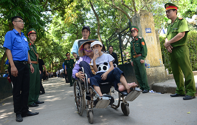 Ca nha ngoi xe lan den vieng Dai tuong hinh anh