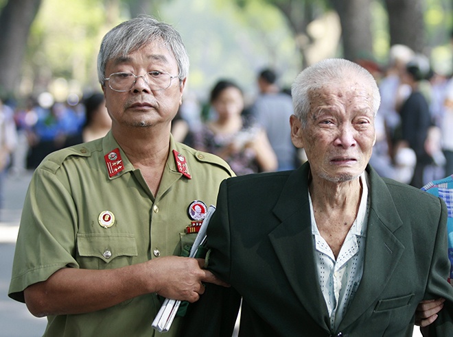 Dong nguoi vieng tuong Giap keo dai toi lang Bac hinh anh