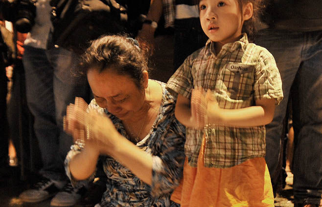 Hinh anh rot nuoc mat thoi khac cua nha Dai tuong khep lai hinh anh