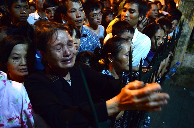 Cua dong lai, le tuon roi tren ma nguoi den muon hinh anh