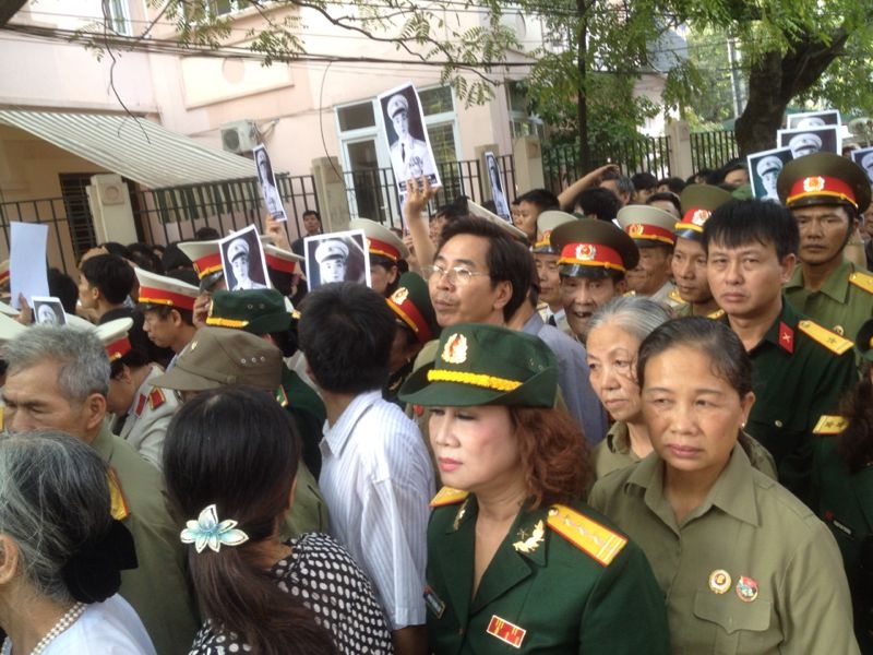 Bien nguoi vieng Dai tuong sang va trua 12/10 hinh anh